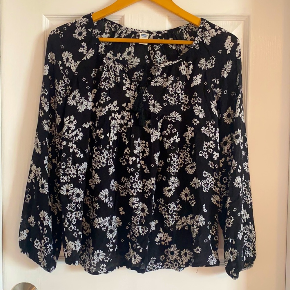 Old Navy black long sleeve top Size : XS